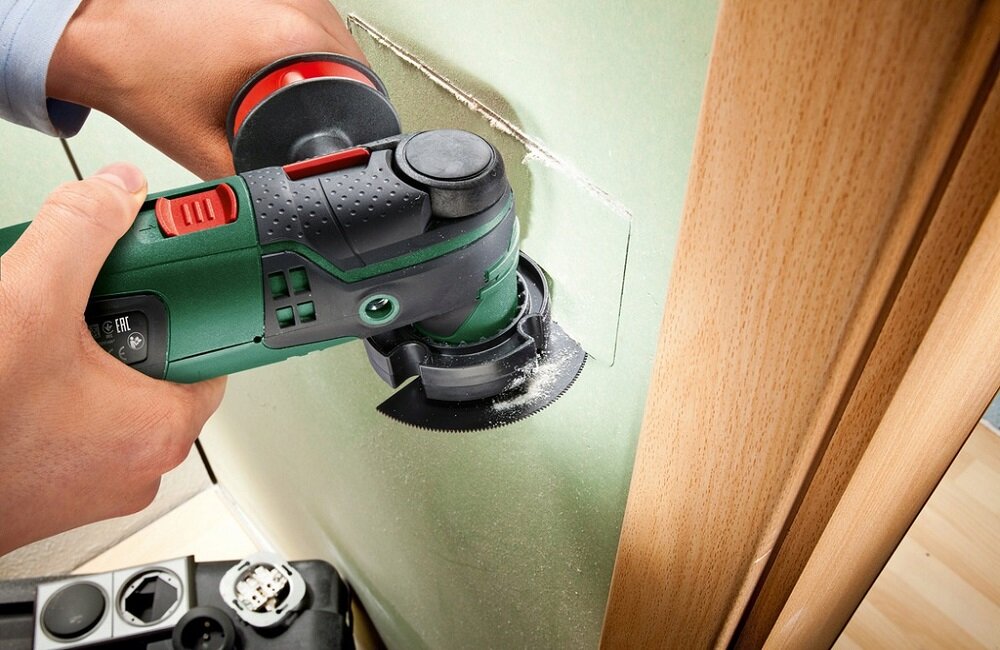 Narzędzie wielofunkcyjne BOSCH PMF 250 CES Basic 0603102120 Szybka i wygodna wymiana akcesoriów Magnetyczny uchwyt narzędziowy ze śrubą uniwersalną