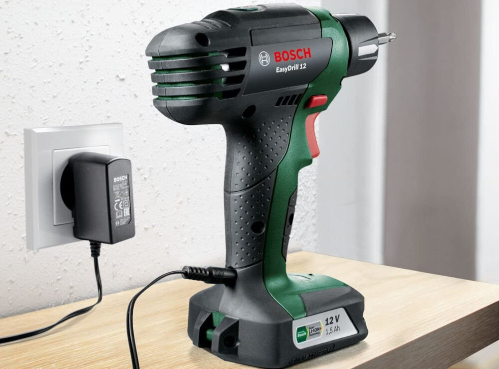 Wiertarko-wkrętarka BOSCH EasyDrill 12 LI 06039B3000 wbudowany akumulator napiecie 12 V pojemnosc 1,5 Ah ladowarka technologia litowo-jonowa ogniw