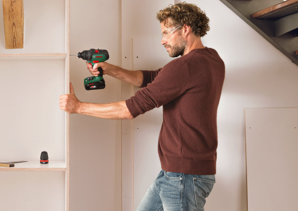 Wiertarko-wkrętarka BOSCH EasyDrill 12 LI 06039B3000 dla poczatkujacych i doswiadczonych majsterkowiczow prosta obsluga intuicyjne przeaczniki i wskazniki ergonomiczna rekojesc antyposlizgowe tworzywo