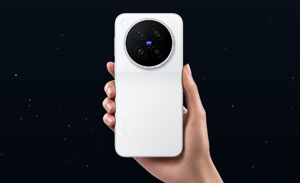 Smartfon VIVO X500 Pro 5G Dłoń trzymająca smartfon na ciemnym tle, ukazująca tylną obudowę z dużą, okrągłą wyspą aparatów