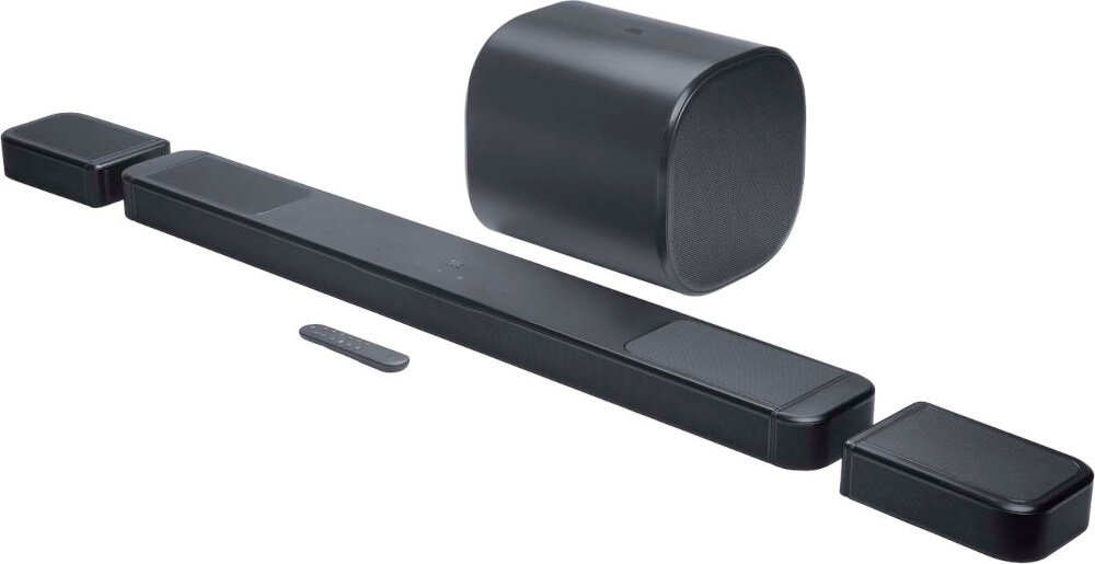 Na obrazie widoczny jest czarny soundbar z dwoma odłączanymi głośnikami i subwooferem. Obok znajduje się pilot do sterowania urządzeniem.