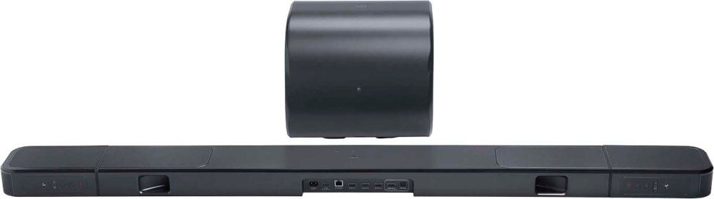 Na obrazie widoczny jest czarny soundbar oraz subwoofer. Soundbar ma prostokątny kształt z kilkoma portami i przyciskami na panelu przednim.