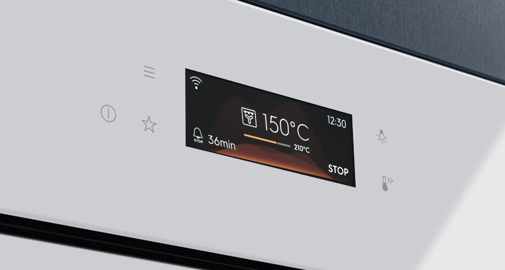Panel sterowania piekarnika z wyświetlaczem pokazującym temperaturę 150°C, czas 36 minut oraz ikonę Wi-Fi. Widoczne są także przyciski dotykowe i godzina 12:30.