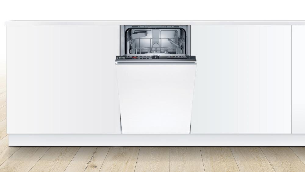 Zmywarka w zabudowie z otwartymi drzwiami, widoczny panel sterowania z logo BOSCH. Wnętrze zmywarki jest puste, a na podłodze znajduje się drewniana podłoga.