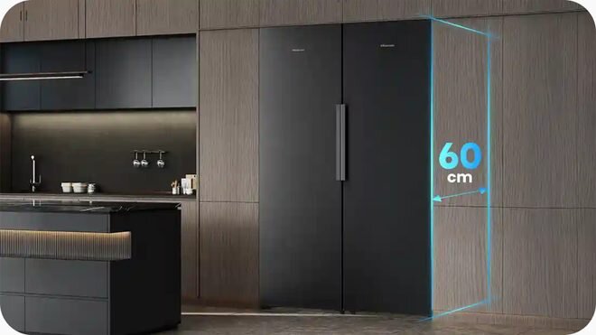 Czarna lodówka HISENSE Pure Fit stoi w nowoczesnej kuchni, obok której widoczny jest napis \'60 cm\'.