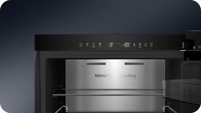 Widoczny jest górny panel lodówki z wyświetlaczem cyfrowym pokazującym temperaturę -20°C. Na drzwiach lodówki znajduje się napis \'Metal-Tech Cooling\'.