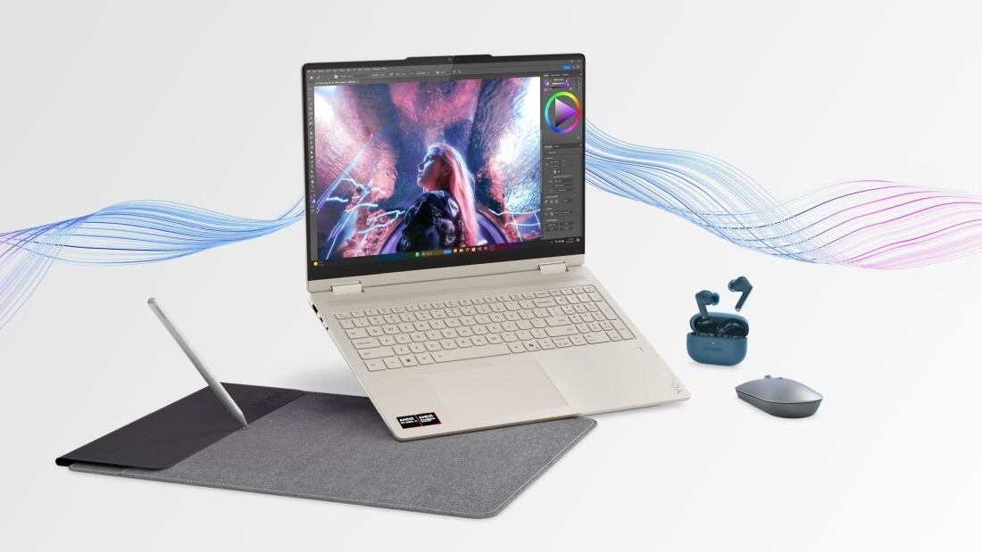 Na obrazie znajduje się laptop z otwartym ekranem, na którym widoczna jest kolorowa grafika. Obok laptopa leżą pióro, szara podkładka, myszka oraz niebieskie słuchawki bezprzewodowe w etui.