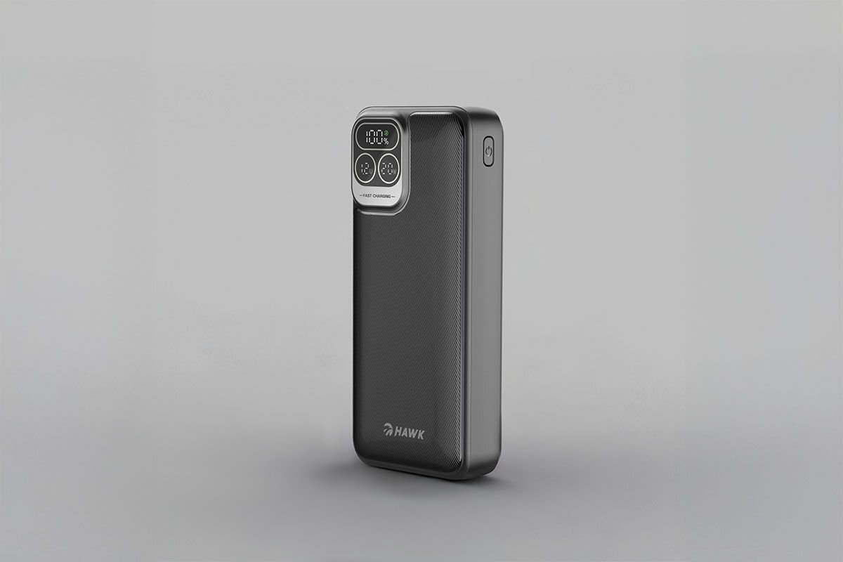 Czarny powerbank z wyświetlaczem cyfrowym na górze, pokazującym poziom naładowania. Na obudowie widoczne jest logo \'HAWK\'.