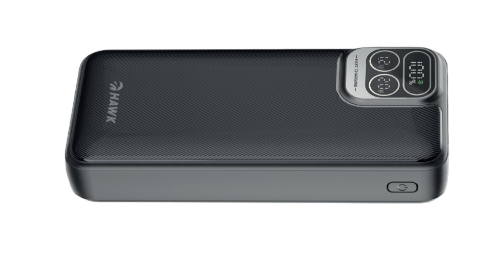 Czarny powerbank z logo \'HAWK\' na powierzchni, posiada wyświetlacz pokazujący poziom naładowania i moc ładowania. Na boku znajduje się przycisk zasilania.