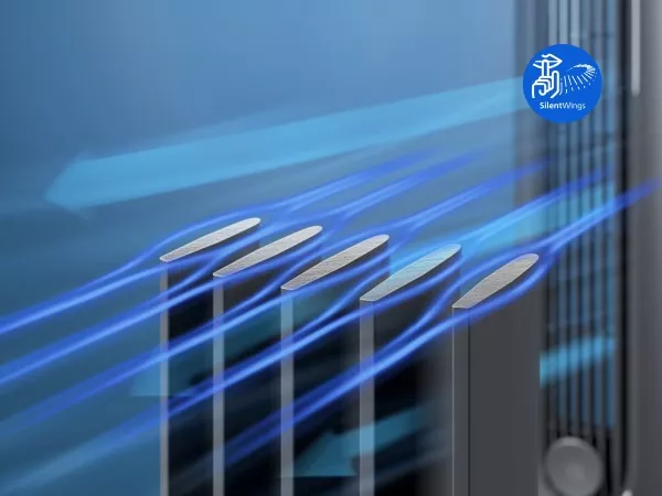 Obraz przedstawia wentylator z ciemnoszarymi łopatkami, przez które przepływają niebieskie linie symbolizujące powietrze. W prawym górnym rogu znajduje się niebieskie logo z napisem \'SilentWings\'.