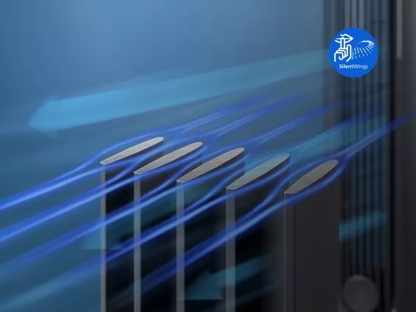 Obraz przedstawia ciemnoszary wentylator z widocznymi łopatkami, przez które przepływają niebieskie linie symbolizujące ruch powietrza. W prawym górnym rogu znajduje się niebieskie logo z napisem \'SilentWings\'.