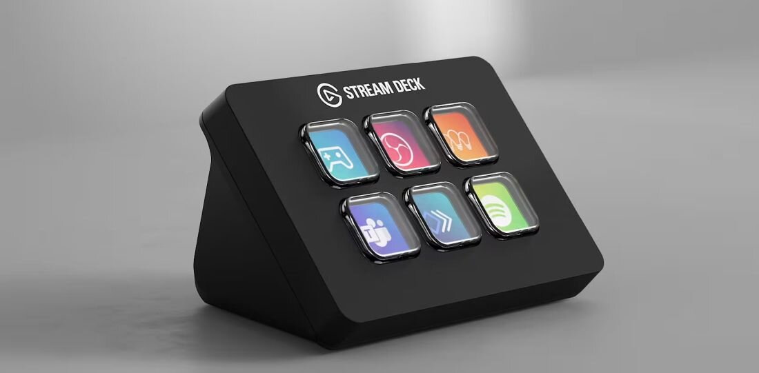 Panel Elgato Stream Deck z sześcioma przyciskami LCD stoi na biurku, prezentując możliwość szybkiego sterowania funkcjami 