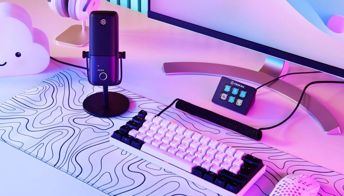 Stanowisko streamera pokazuje panel Elgato Stream Deck obok mikrofonu, monitora i klawiatury w kolorowym oświetleniu RGB. - panel sterowania z 6 klawiszami  