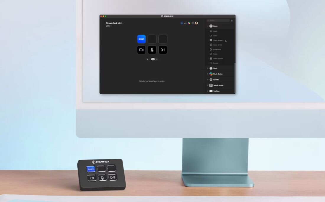 Stanowisko komputerowe z monitorem, kamerą i mikrofonem wykorzystuje panel Elgato Stream Deck do kontroli oprogramowania audio - Kompatybilność z Windows i macOS 