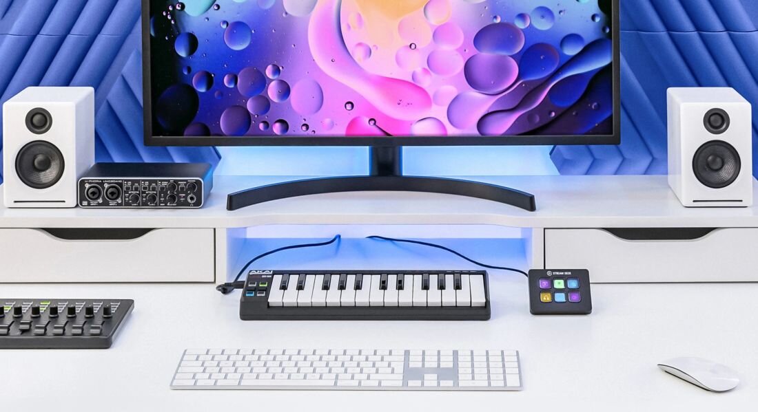 Ekran komputera pokazuje interfejs Stream Deck, a panel Elgato Stream Deck stoi na biurku do konfiguracji przycisków - ekosystem Elgato 
