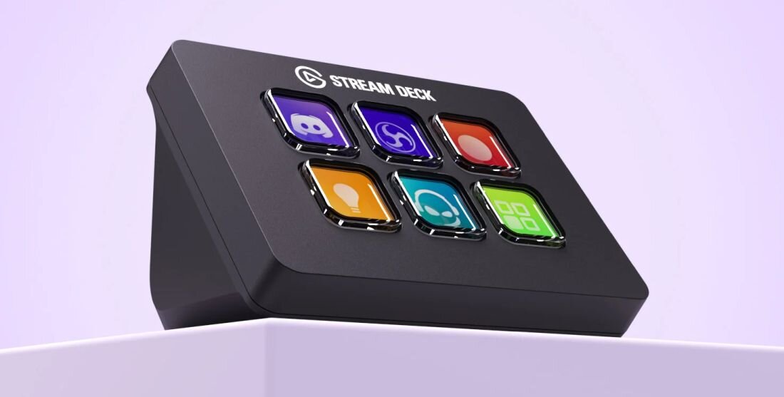 Panel Elgato Stream Deck ustawiony na podwyższeniu prezentuje sześć programowalnych przycisków z kolorowymi ikonami funkcji - Klawisze LCD 