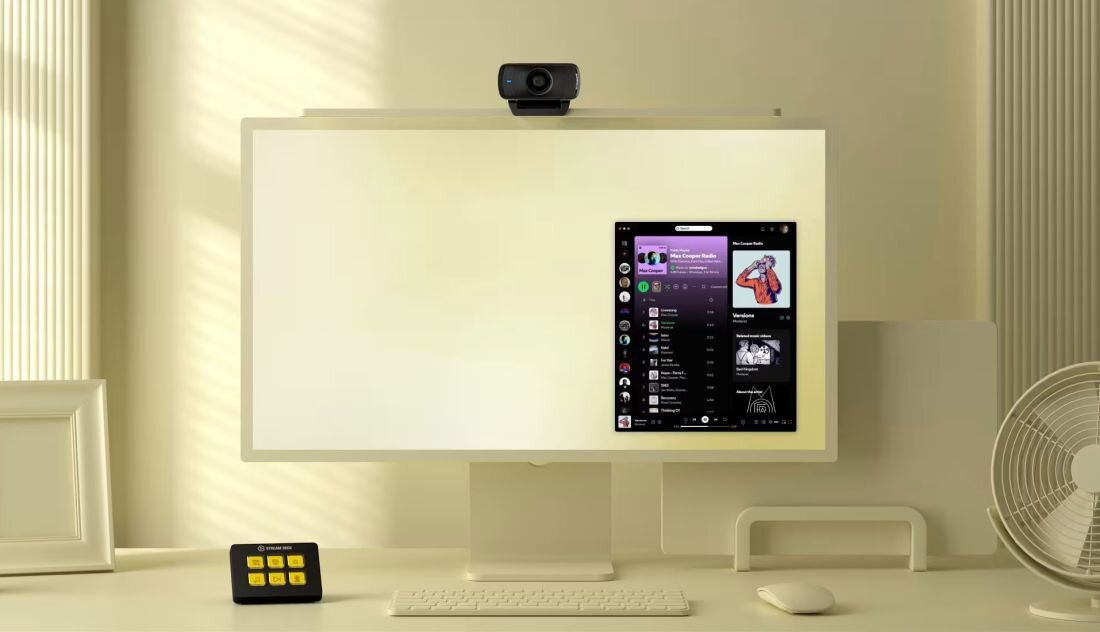 Stanowisko komputerowe z monitorem i kamerą prezentuje panel Elgato Stream Deck do sterowania aplikacjami podczas pracy przy biurku - działa od razu po podłączeniu 