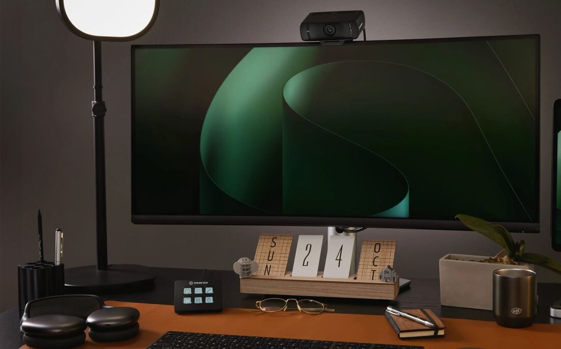 Biurko z laptopem i dwoma monitorami pokazuje panel Elgato Stream Deck używany do zarządzania streamem i multimediami - Mały panel streamingowy 