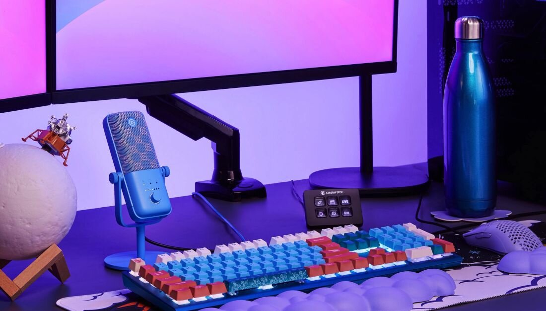Zestaw gamingowy z mikrofonem, klawiaturą i monitorem wykorzystuje panel Elgato Stream Deck do obsługi transmisji i skrótów - kabel USB o długości 1,05 m 