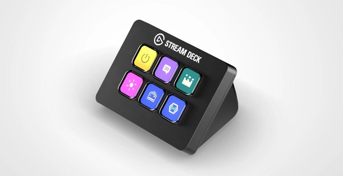 Panel Elgato Stream Deck stoi na biurku obok klawiatury i monitora, prezentując zastosowanie w codziennym sterowaniu aplikacjami - Elgato Key Creator 