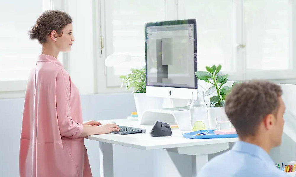 LOGITECH MX Vertical lifestyle