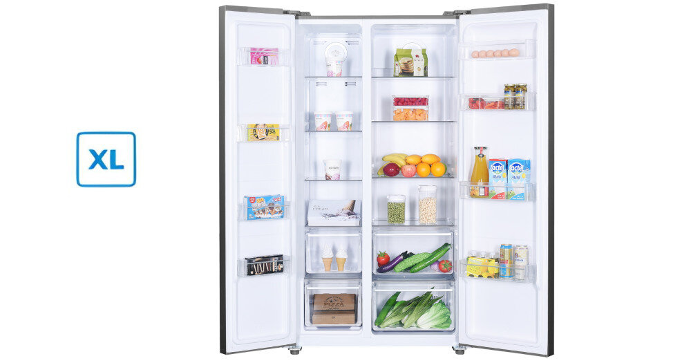 Otwarta lodówka z widocznymi półkami wypełnionymi różnymi produktami spożywczymi, takimi jak owoce, warzywa, napoje i jajka. Obok lodówki znajduje się niebieska ikona z napisem \'XL\'.