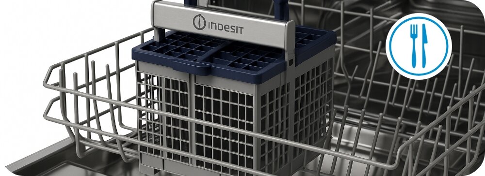 Wnętrze zmywarki z koszem na sztućce, na którym widnieje logo \'Indesit\'. Obok znajduje się ikona z widelcem i nożem na niebieskim tle.