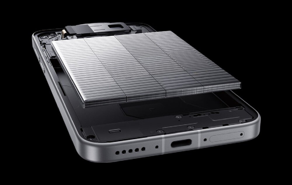 Smartfon VIVO X500 Pro Max Przekrój dolnej części smartfona pokazujący odsłoniętą baterię o strukturze siatki oraz gniazdo ładowania i głośnik