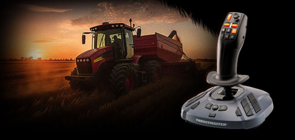 Na obrazie widoczny jest czerwony traktor na polu podczas zachodu słońca oraz joystick z napisem \'THRUSTMASTER\'.