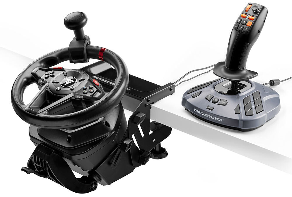 Na obrazie widoczny jest zestaw do symulacji jazdy, składający się z kierownicy i joysticka zamocowanych na białym blacie. Na podstawie joysticka widnieje napis \'THRUSTMASTER\'.