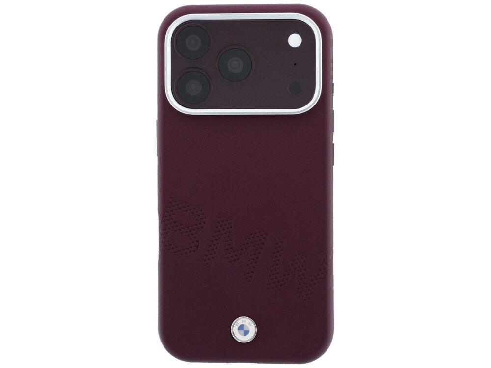 Bordowe etui na telefon z wytłoczonym napisem \'BMW\' i logo BMW na dole. Etui posiada wycięcie na aparat z trzema obiektywami.