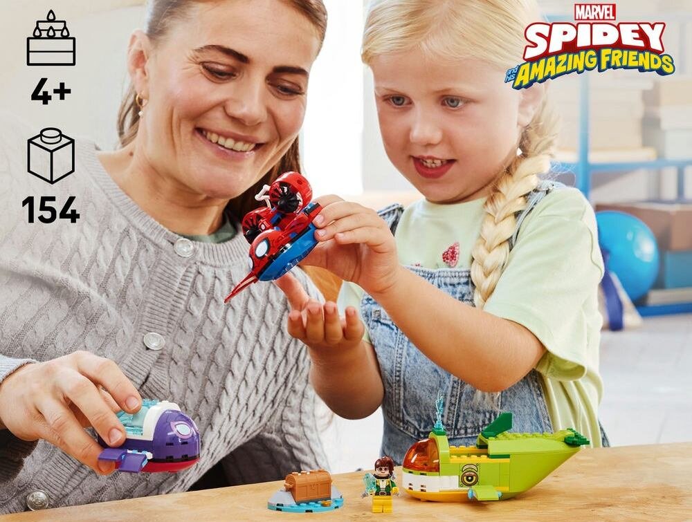 Dwie osoby bawią się zestawem klocków LEGO z motywem Marvel Spidey: podwodne pojazdy. Na obrazie widoczne są klocki w kształcie pojazdów oraz logo \'Marvel Spidey Amazing Friends\'.