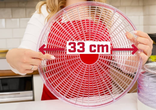 Osoba trzyma sito, na nim oznaczenie średnicy 33 cm.