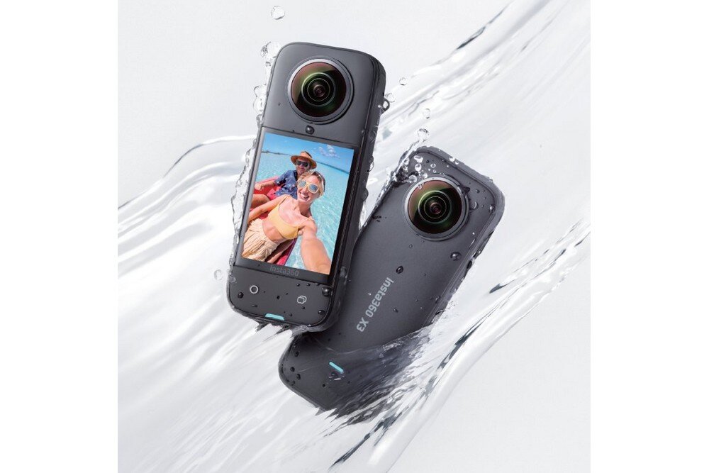 Dwie kamery sferyczne z widocznymi obiektywami i ekranem wyświetlającym zdjęcie osób w wodzie. Na jednej z kamer widoczny jest napis \'INSTA360 X3\'.