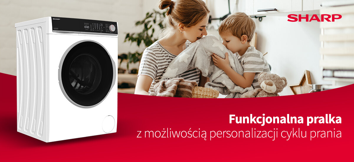 Obraz przedstawia pralkę z czarnym panelem sterowania i białym bębnem. Obok widoczna jest kobieta z dzieckiem, a na czerwonym tle napis: \'Funkcjonalna pralka z możliwością personalizacji cyklu prania\'.