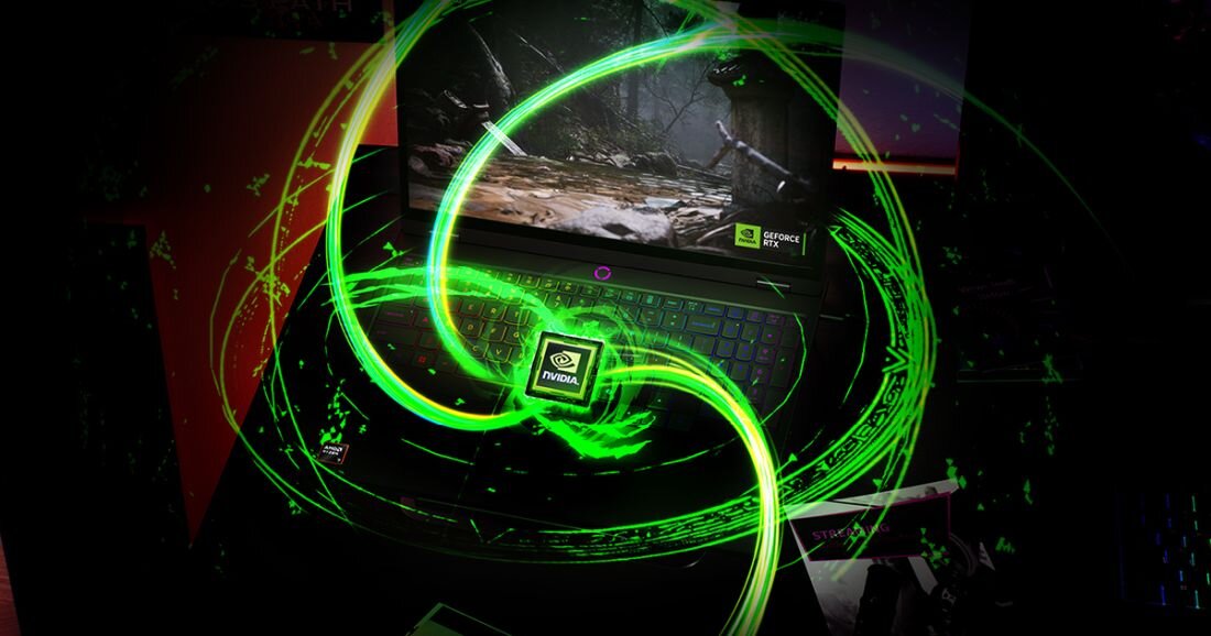 Na obrazie widoczny jest laptop z wyświetlaczem, na którym widać fragment gry. Wokół laptopa i na ekranie pojawiają się zielone efekty graficzne z logo NVIDIA GeForce RTX.