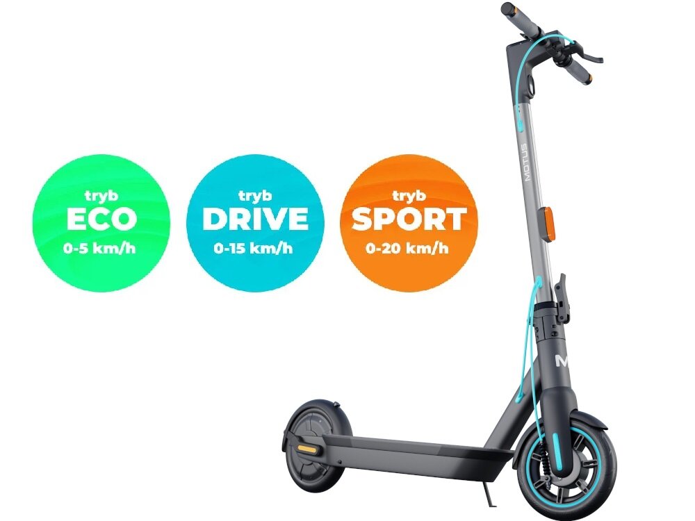 Szara hulajnoga elektryczna z widocznymi trzema trybami jazdy: tryb ECO 0-5 km/h, tryb DRIVE 0-15 km/h, tryb SPORT 0-20 km/h. Hulajnoga ma niebieskie akcenty i logo \'MOTUS\' na kierownicy.