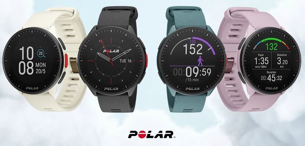 Na obrazie widoczne są cztery zegarki sportowe marki POLAR w różnych kolorach: biały, czarny, niebieski i różowy. Każdy zegarek wyświetla różne informacje na tarczy, takie jak czas, data, tętno i dystans.