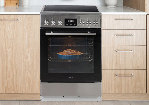 Kuchenka elektryczna z płytą ceramiczną MPM-55-KEC-40 w drewnianej zabudowie kuchennej.