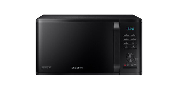 Czarna kuchenka mikrofalowa z panelem sterowania po prawej stronie, wyświetlaczem pokazującym godzinę 12:00 i logo SAMSUNG na drzwiach.