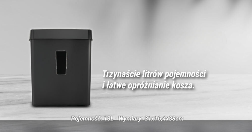 Czarna niszczarka z prostokątnym otworem na przedniej stronie. Tekst na obrazie: \'Trzynaście litrów pojemności i łatwe opróżnianie kosza. Pojemność: 13L - Wymiary: 31x16,4x38cm\'.