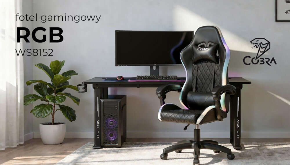Na obrazie znajduje się czarny fotel gamingowy z podświetleniem RGB, ustawiony przed biurkiem z komputerem i monitorem. Obok biurka stoi roślina w doniczce, a na ścianie widoczne jest logo COBRA oraz tekst: \'fotel gamingowy RGB WS8152\'.
