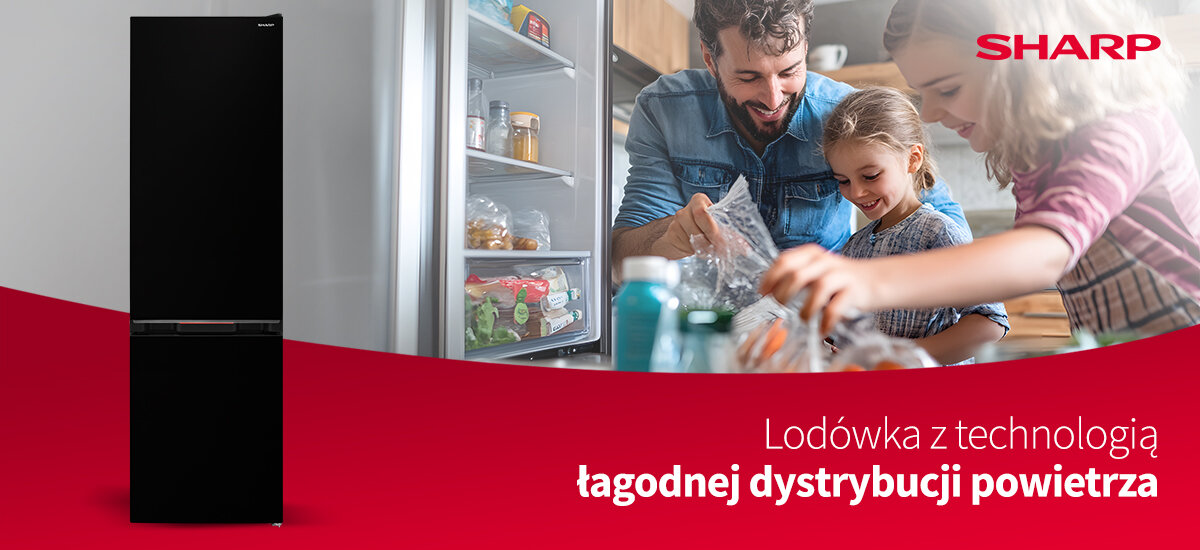 Obraz przedstawia czarną lodówkę obok której znajduje się rodzina przy otwartych drzwiach lodówki. Na czerwonym tle widoczny jest tekst: \'Lodówka z technologią łagodnej dystrybucji powietrza\' oraz logo SHARP.