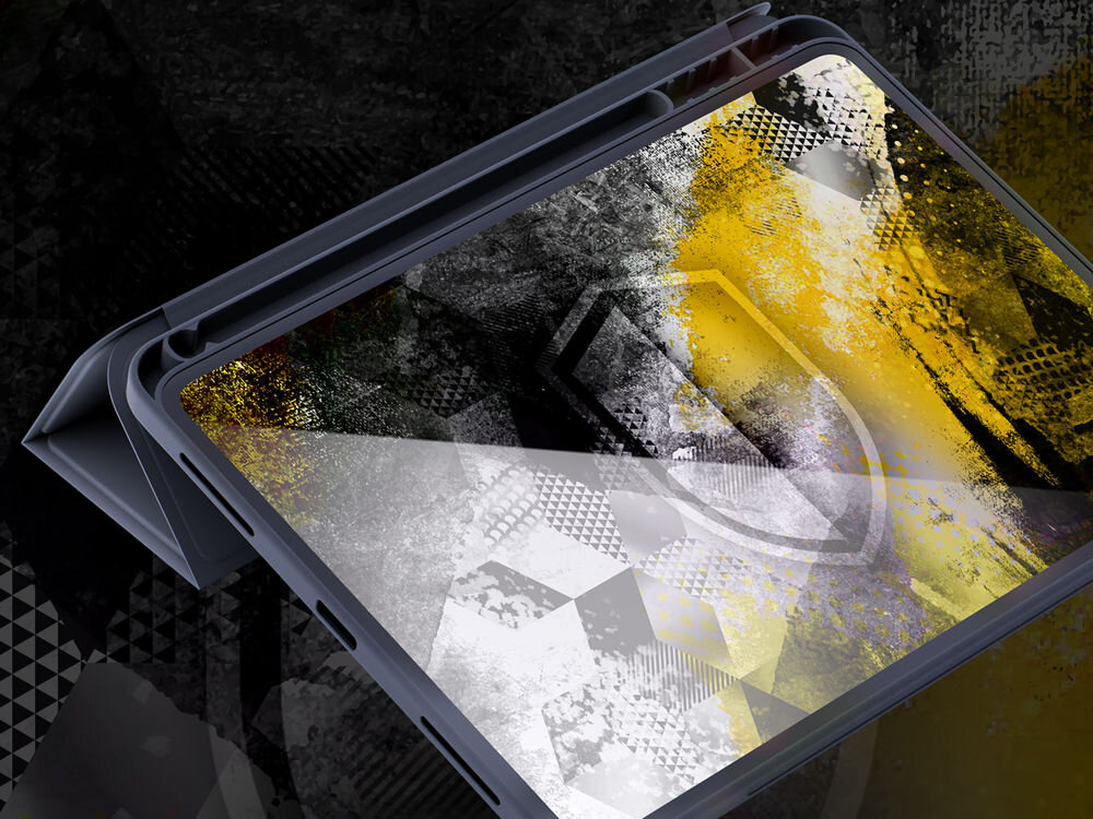 Obraz przedstawia czarne etui na tablet z widocznym ekranem, na którym znajduje się abstrakcyjna grafika w kolorach czerni, bieli i żółci. Etui jest otwarte, ukazując wewnętrzną część złożoną w formę stojaka.