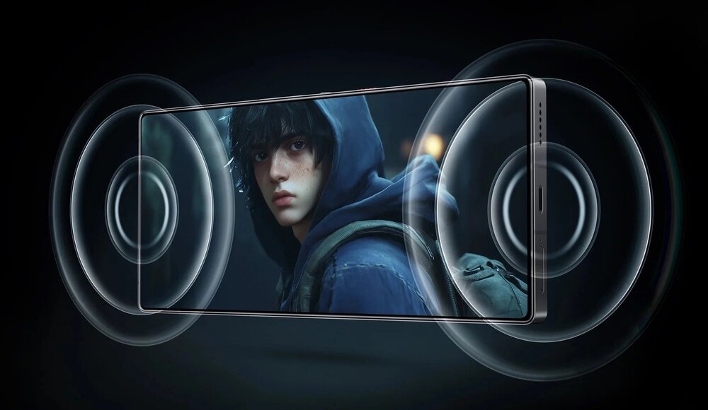 Smartfon z dużym ekranem wyświetla postać w niebieskiej bluzie z kapturem. Wokół urządzenia widoczne są graficzne symbole głośników sugerujące dźwięk przestrzenny.