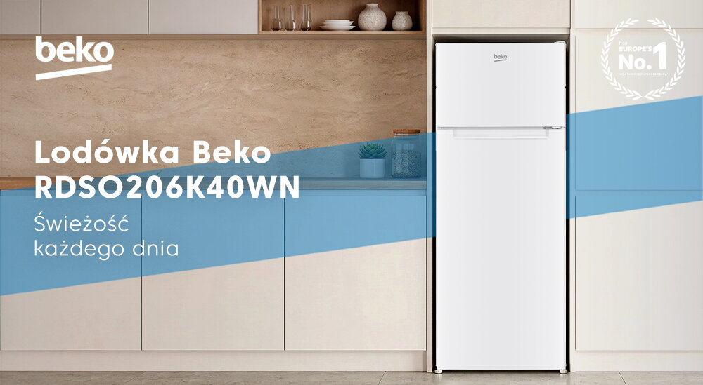 Na obrazie widoczna jest biała lodówka marki Beko, umieszczona w kuchni z jasnymi szafkami. Na niebieskim tle znajduje się tekst: \'Lodówka Beko RDSO206K40WN Świeżość każdego dnia\'.