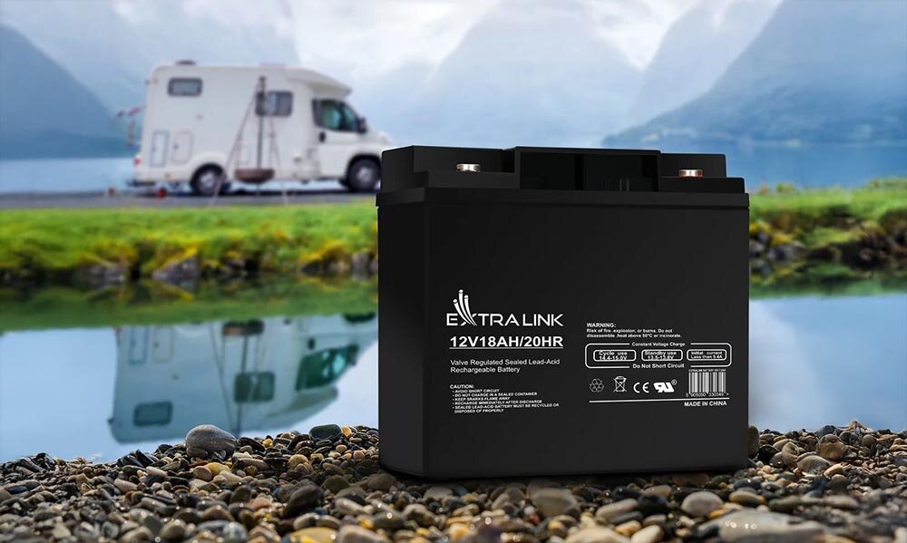 Akumulator EXTRALINK EX.6334 18Ah 12V, 18Ah, wymiary, cykle, żywotność, w tle górzysty teren i camper, na pierwszym planie akumulator na skale