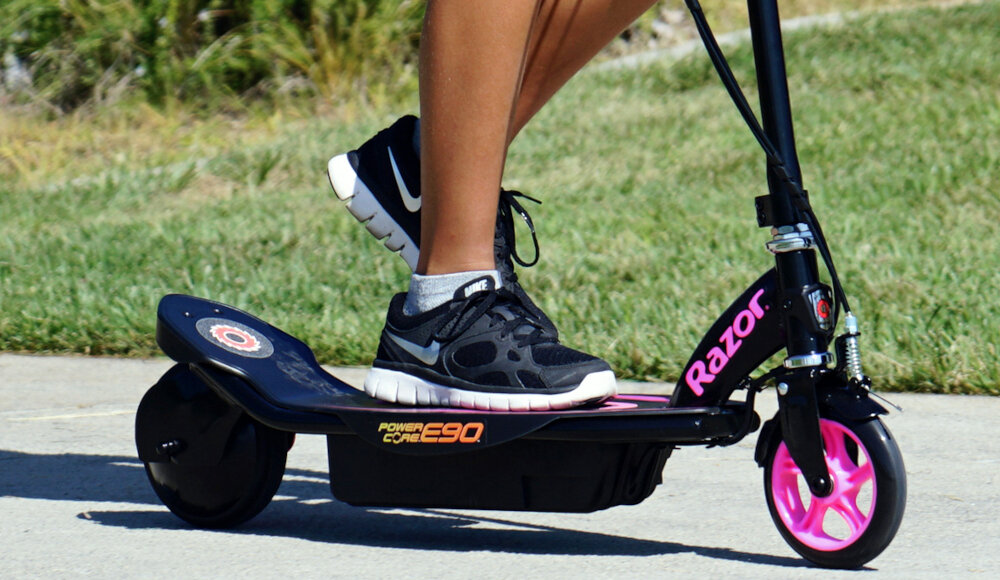 Hulajnoga elektryczna RAZOR Power Core E90 Różowy silnik zbudowany w technologii Power Core moc 85 W w tylnym kole predkosc do 16 km/h czas jazdy do 80 minut wydajna bateria 12 V pojemnosc 7,0 Ah zasieg do 16 km czas ladowania okolo 6 godzin