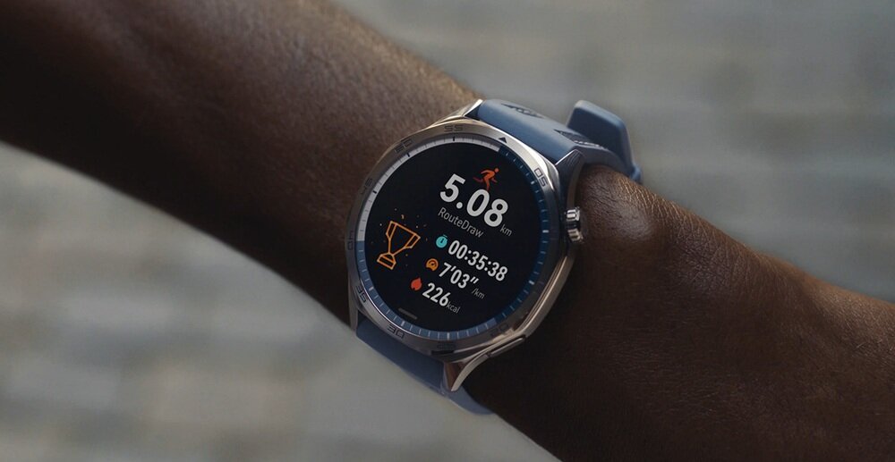 Smartwatch z okrągłym wyświetlaczem pokazuje dane dotyczące biegu: 5.08 km, czas 00:35:38, tempo 7\'03\