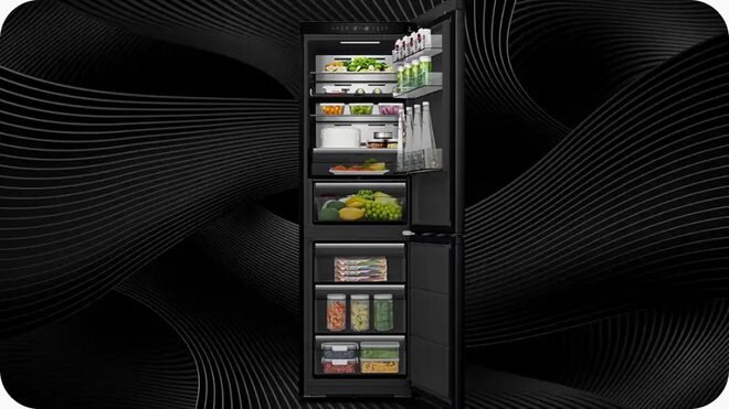 Czarna lodówka z otwartymi drzwiami, ukazująca wnętrze z różnorodnymi produktami spożywczymi na półkach i w szufladach. Tło jest ciemne z falistymi, białymi liniami.